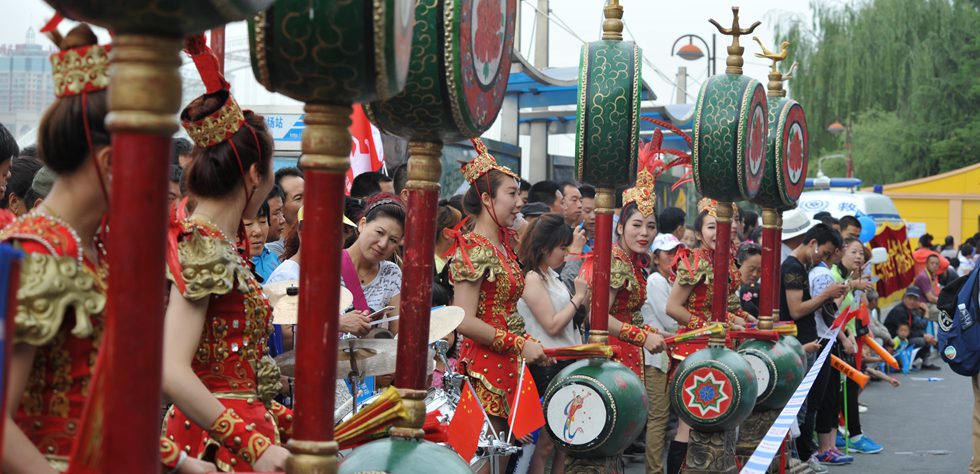 身穿特色服饰的拉拉队员加油助威