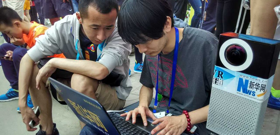 现场报道人员运用VR技术进行直播