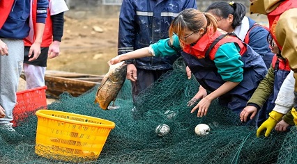 热闹！高校捕鱼节 师生共享冬日渔趣