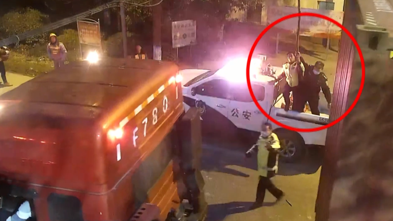 暖心又心疼！他们在寒风中轮流托举电线1个半小时