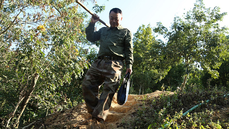 贾东亮：&ldquo;空降农民&rdquo;扎根乡村写春秋
