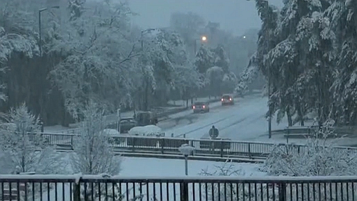 英国：部分地区降雪 人们享受冬日乐趣