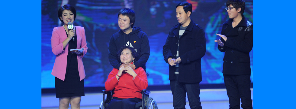 樊蒙为2013年度人物"dv孝子"陈鹏军颁奖