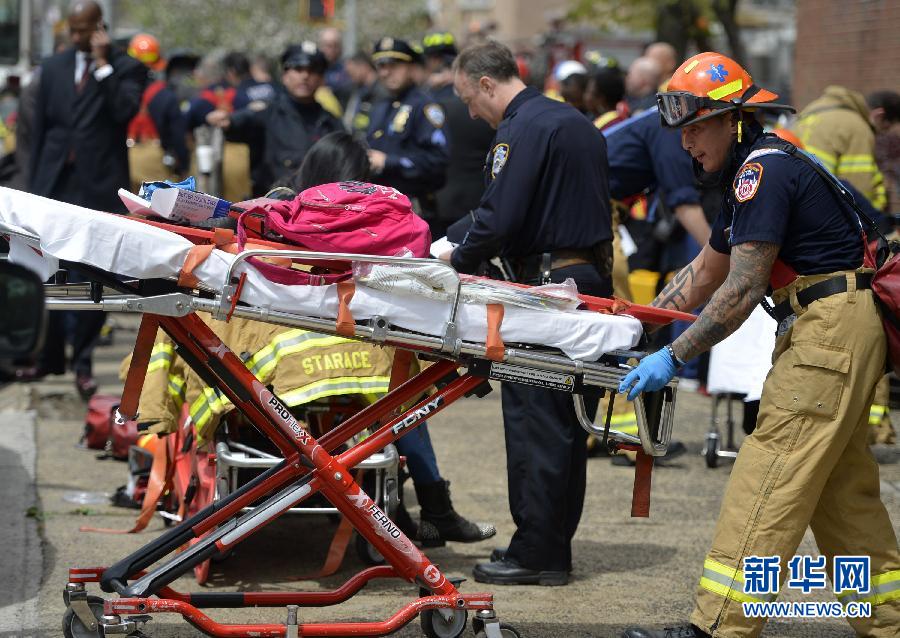 （国际）（3）纽约地铁脱轨 至少19人受伤
