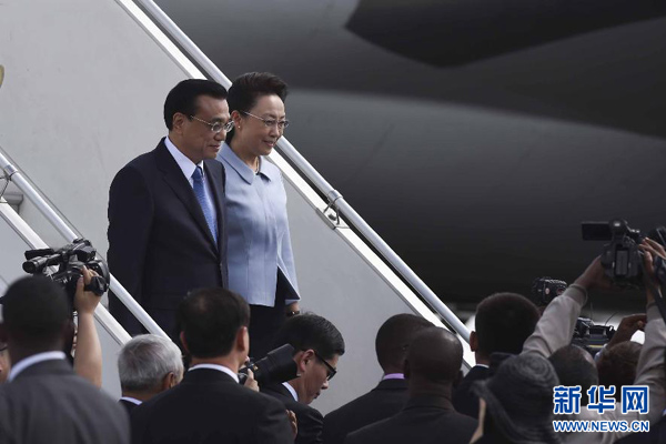 5月4日，国务院总理李克强乘专机抵达亚的斯亚贝巴，开始对埃塞俄比亚和非盟总部进行正式访问。李克强总理夫人程虹同机抵达。  新华社记者 李学仁 摄