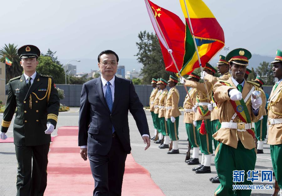5月4日，国务院总理李克强乘专机抵达亚的斯亚贝巴，开始对埃塞俄比亚和非盟总部进行正式访问。埃塞俄比亚总理海尔马里亚姆在机场为李克强举行隆重的欢迎仪式。 新华社记者 李学仁 摄