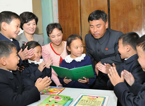 景香和老师同学们一起读书