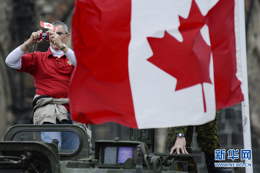 加拿大举行国家荣誉节阅兵仪式高清组图