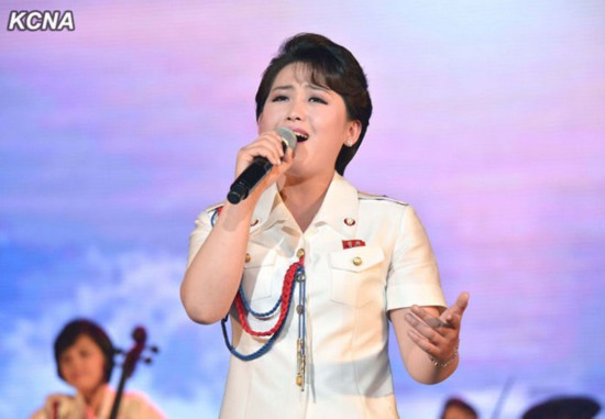 李雪主和牡丹峰乐团成员握手组图