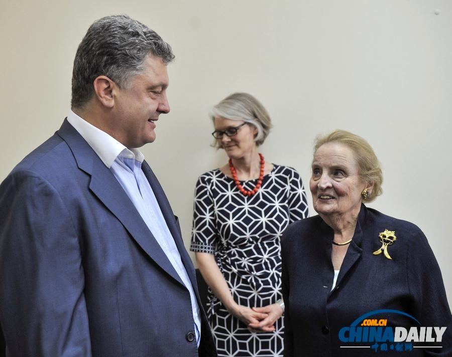 波罗申科宣布乌总统选举中获胜 季莫申科神情落寞