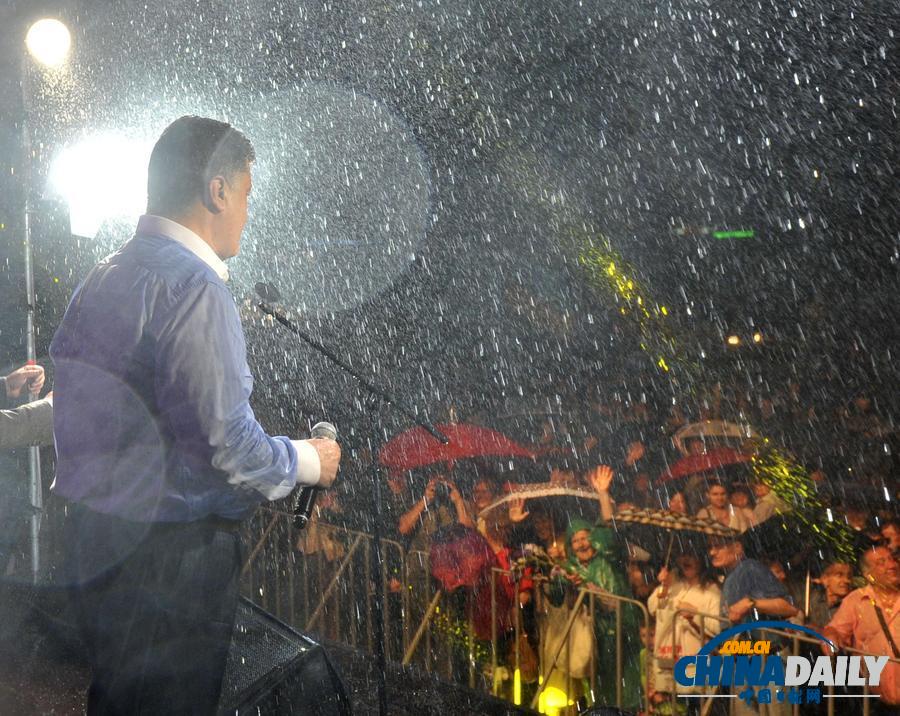 波罗申科宣布乌总统选举中获胜 季莫申科神情落寞