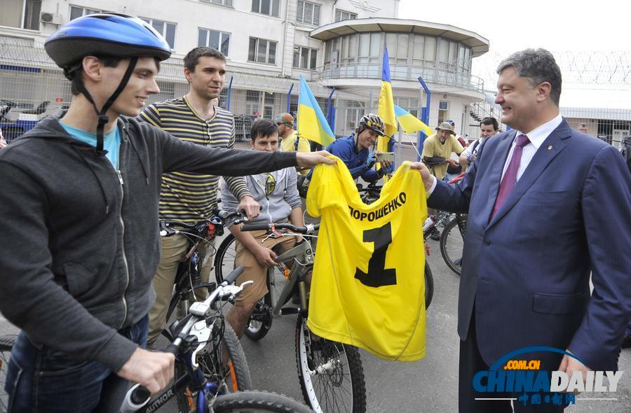 波罗申科宣布乌总统选举中获胜 季莫申科神情落寞