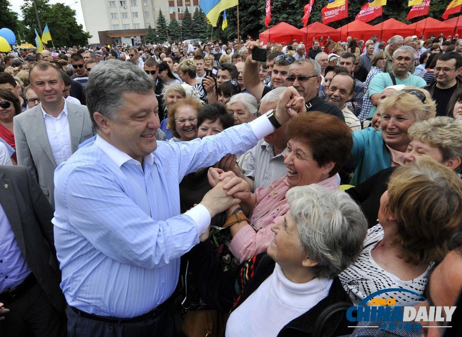 波罗申科宣布乌总统选举中获胜 季莫申科神情落寞