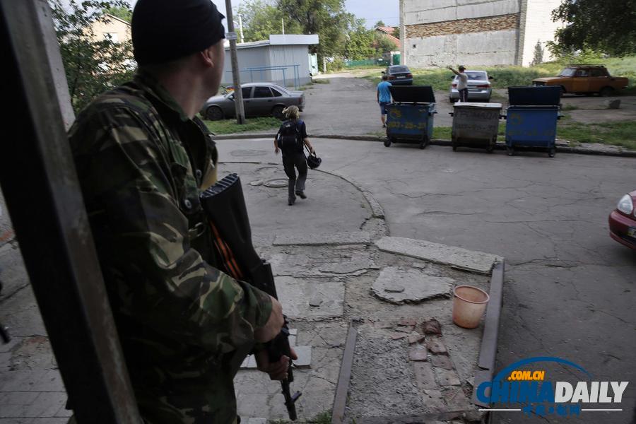 乌克兰军方与亲俄武装顿涅茨克机场激战