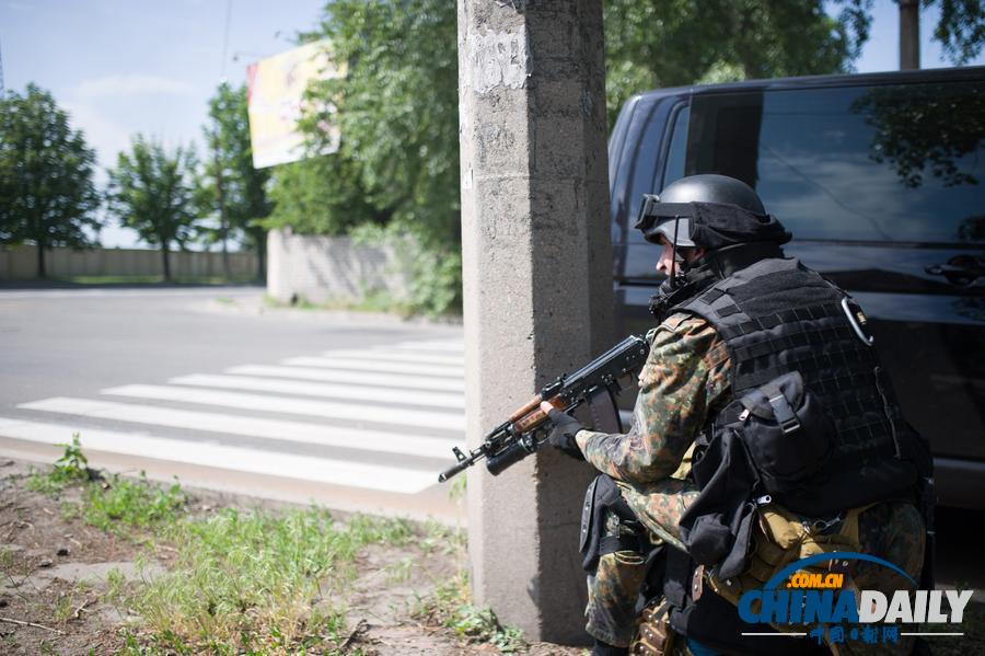 乌克兰军方与亲俄武装顿涅茨克机场激战