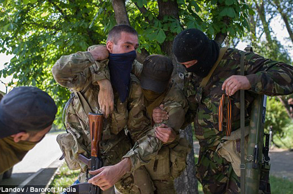 乌政府军空袭亲俄人员控制的机场【高清组图】