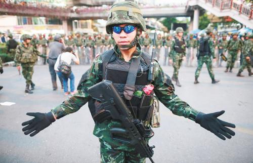 26日，泰王授权军方全面管理国家事务，但示威民众持续在街头抗议军方政变，并与军方发生冲突。