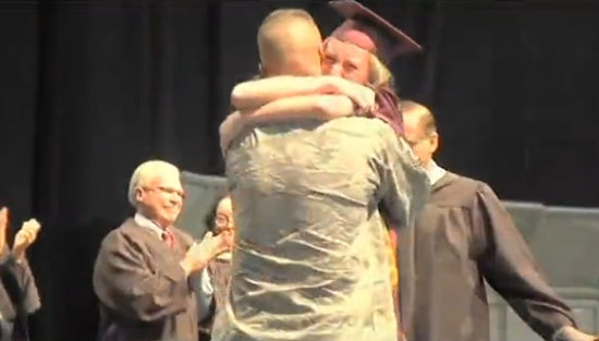 不让女儿毕业礼留遗憾军人父亲返家给惊喜（图）