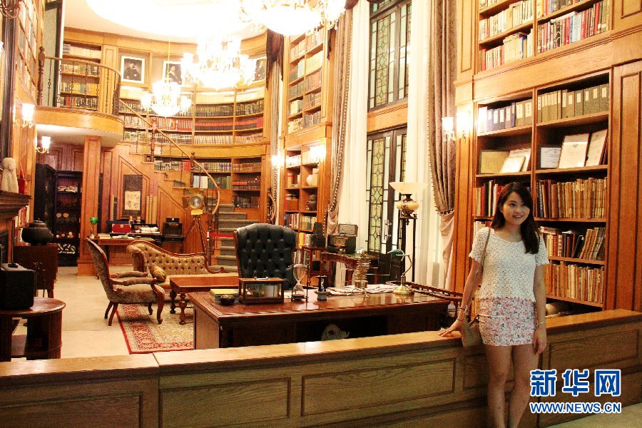 游客在都敏俊的书房前拍照留念.新华社记者彭茜6月10日摄