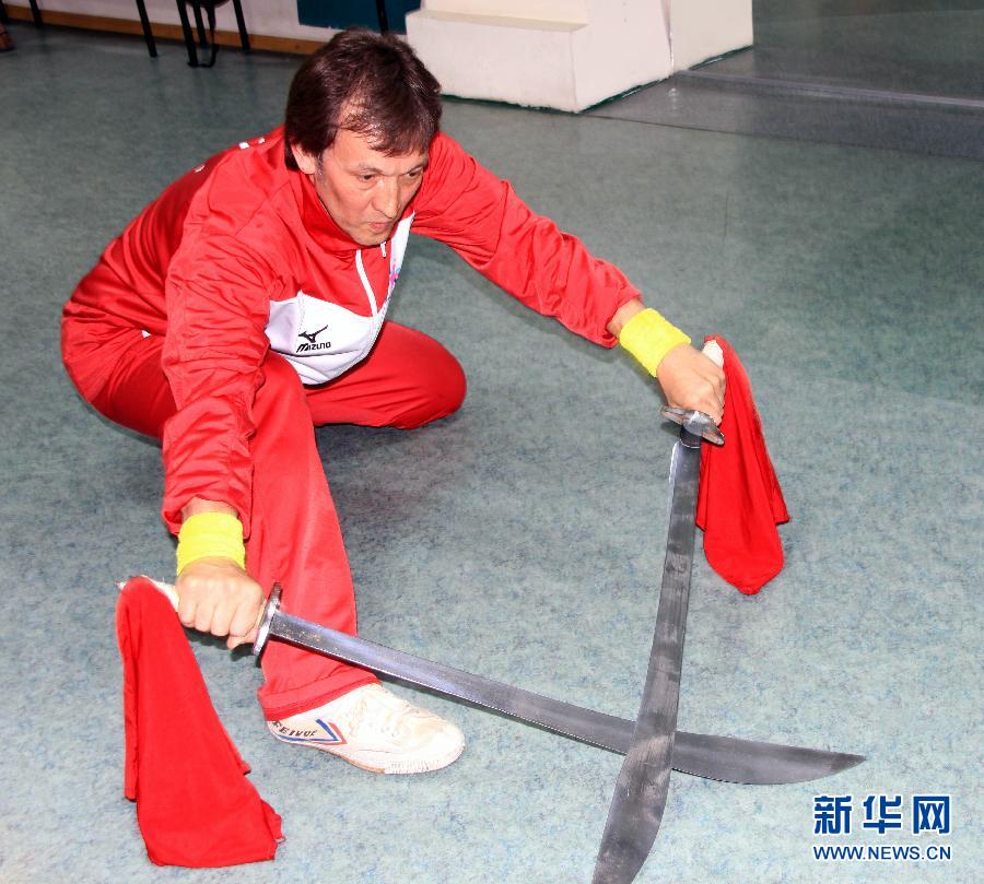 5月21日,在哈萨克斯坦阿拉木图,铁木尔在练习双刀.