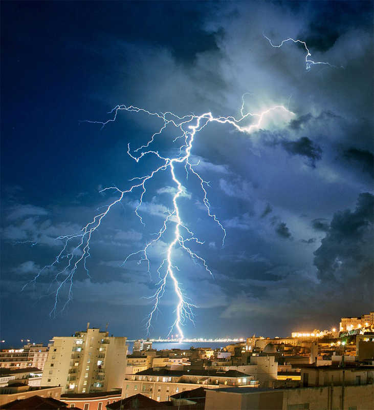 摄影师拍闪电蘑菇云照景象似核爆炸