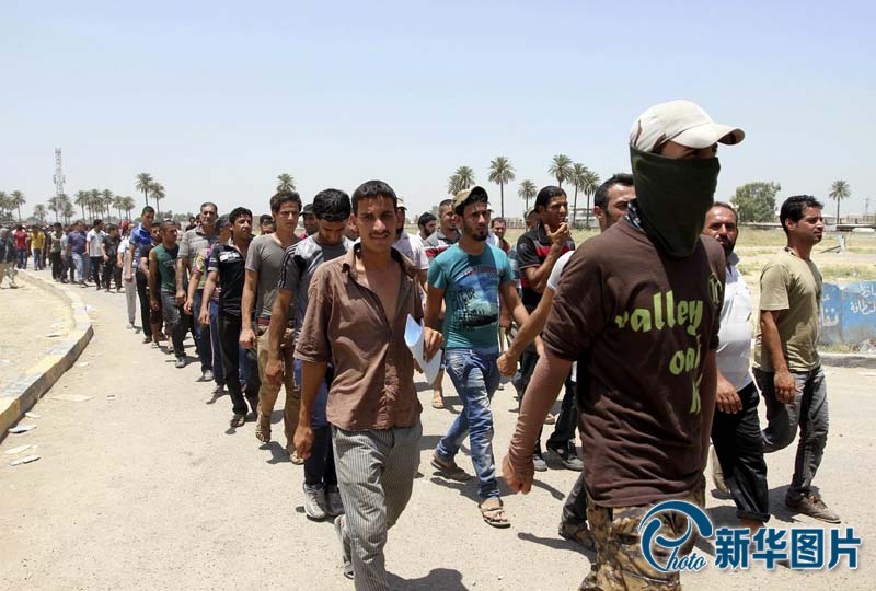 伊拉克什叶派志愿者加入伊军队对抗伊斯兰激进组织