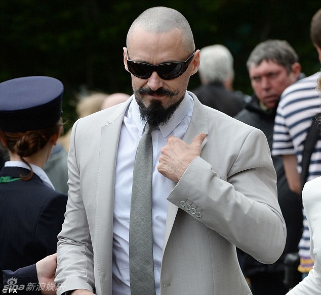 休杰克曼的光头造型7月6日,温网男单决赛展开争夺.