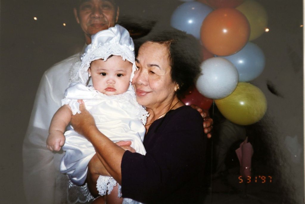 当地时间2014年7月9日，人们都说孩子会使人年轻，这句话对于78岁的Arceli Keh而言可再恰当不过了。这位美国历史上最高龄的妈妈在其63岁的时候通过试管受精，生下女儿Cynthia。