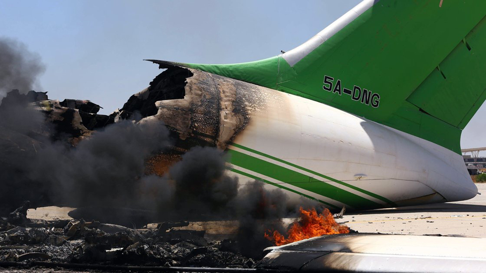 利比亚首都机场爆发激烈武装冲突 飞机被炸毁(高清组图)