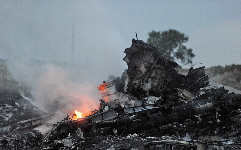 北京时间7月17日晚,一架载有295人的马来西亚航空公司波音777客机被