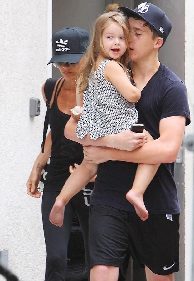 贝克汉姆全家出游大哥怀抱小七超有爱组图