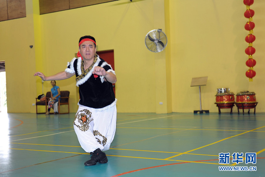 的逸仙学校,浙江艺术职业学院附中舞蹈科主任王设忠表演蒙古族舞蹈