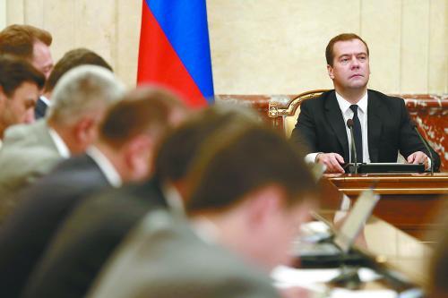 俄向西方发起食品战俄总理梅德韦杰夫7日主持政府会议时表示，对西方国家的制裁，俄罗斯被迫采取反击措施。