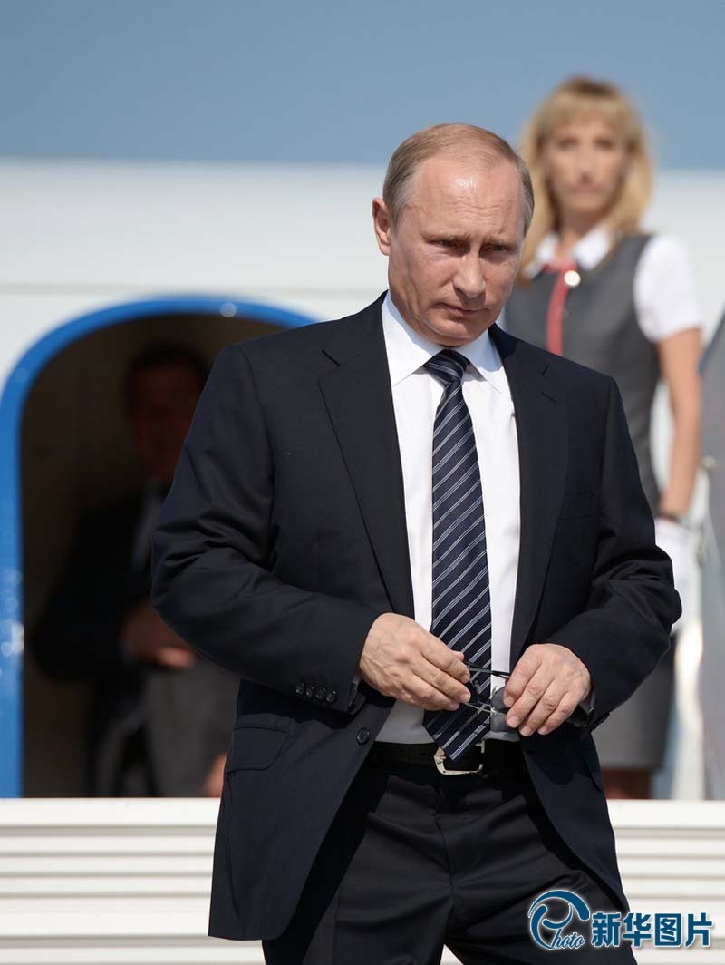 普京视察克里米亚戴墨镜帅气十足