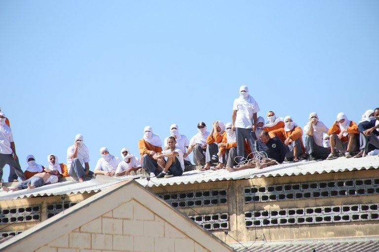 巴西监狱暴乱2名囚犯被斩首2名狱警遭劫持组图