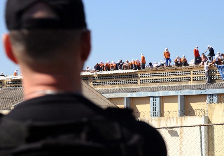 巴西监狱暴乱:2名囚犯被斩首 2名狱警遭劫持(组图)