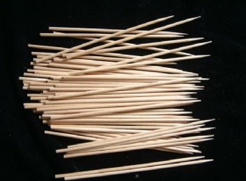 欧洲贵族曾将牙签挂在脖子上 制黄金牙签显排场