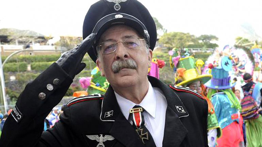 西班牙一市议员穿纳粹军服参加狂欢节引争议(组图)