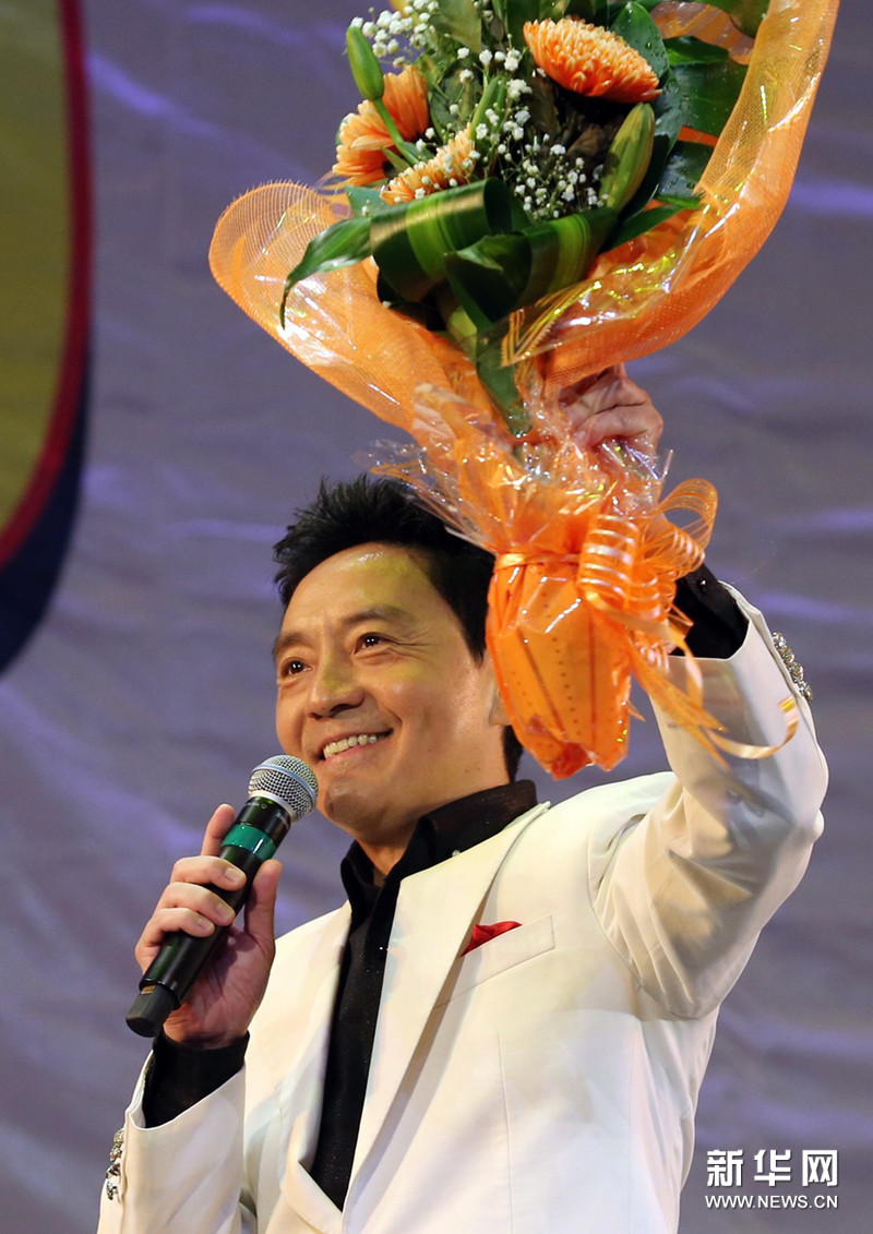 图为男高音歌唱家唐彪演唱"牡丹之歌".新华社报道员周丹摄