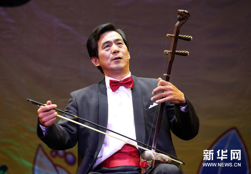 图为珀斯本地华人艺术家李世伦在演奏二胡"骏马奔腾".