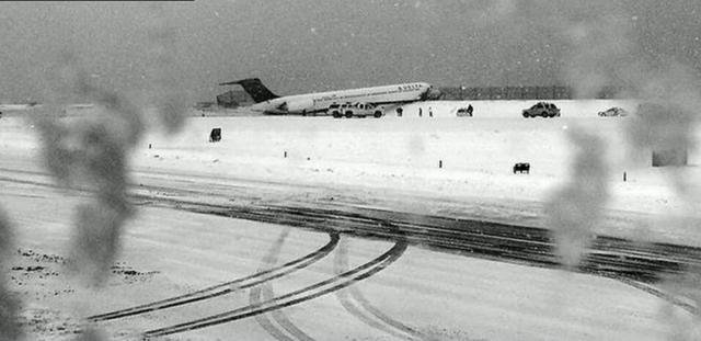 美国一架客机雪中迫降纽约机场冲出跑道