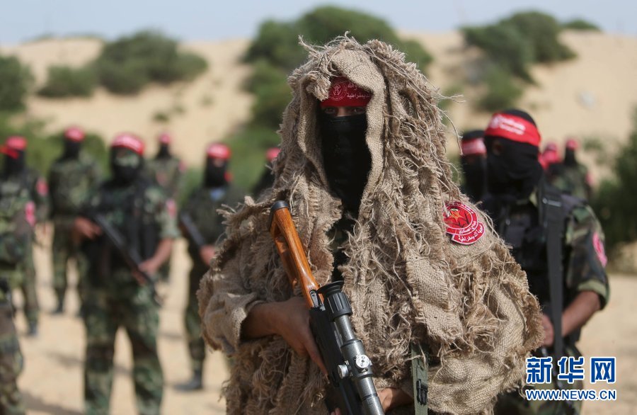 巴勒斯坦武装分子参加毕业典礼高清组图