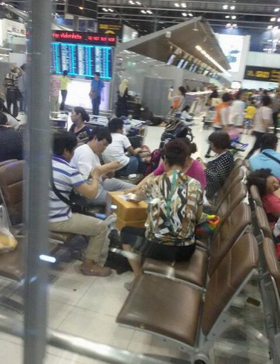 中国游客在机场打牌