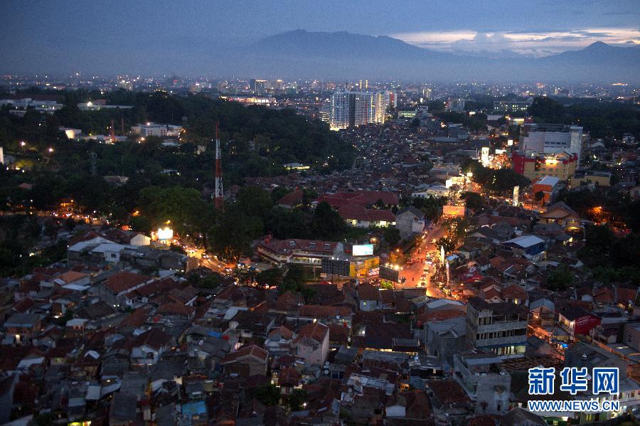 4月23日,万隆城市华灯初上.