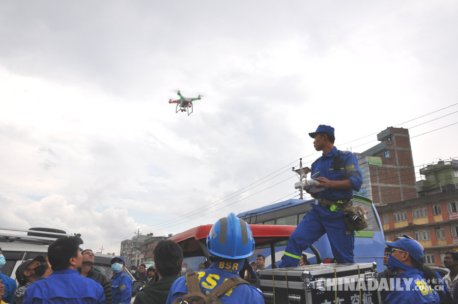 中国民间救援队抵达尼泊尔 连夜救灾获居民赞扬