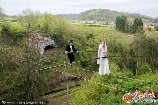 英国恋人25米高空绳索演绎浪漫组图