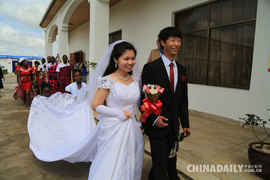 90后情侣蒙内铁路营地完婚 共祝蒙内铁路顺利完工