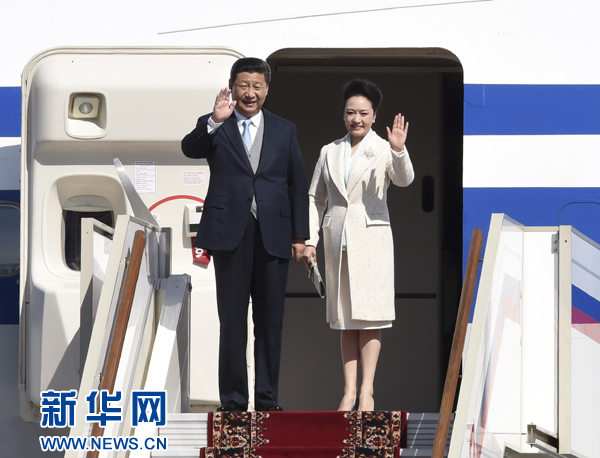 习近平和夫人彭丽媛步出舱门。新华社记者 张铎 摄