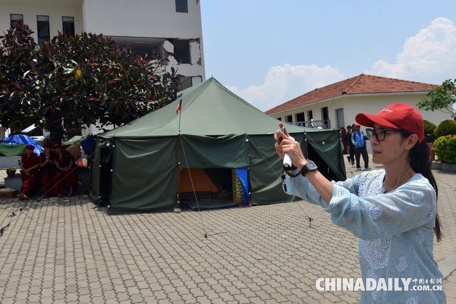 历经尼泊尔强震 杨紫琼重返灾区赈灾