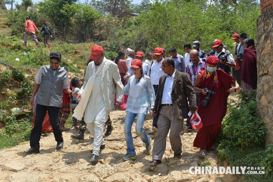 历经尼泊尔强震 杨紫琼重返灾区赈灾